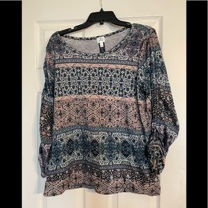 Ladies 3/4 tied sleeve top. Has side slits and one in the middle low back.